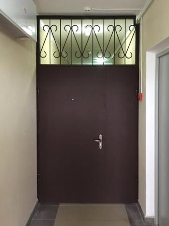 дверь, установленная в коридоре, ограждает часть пространства, которое можно использовать для хранения вещей